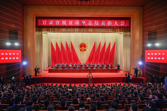 5-经济管理学院副院长黄晓霞代表学院出席在甘肃省举行的甘肃省脱贫攻坚总结表彰大会.jpg